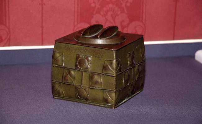 Biscuit box and lid